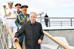 Президент РФ, верховный главнокомандующий Владимир Путин во время осмотра кораблей в Финском заливе перед началом Главного военно-морского парада по случаю Дня Военно-морского флота РФ, 25 июля 2021 года