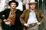 <b>«Бутч Кэссиди и Сандэнс Кид», (1969) </b>
<br><br>
После выхода на большой экран вестерна «Бутч Кэссиди и Сандэнс Кид» Джорджа Роя Хилла Роберт Рэдфорд получил статус суперзвезды. По сюжету его герой Сандэнс Кид становится членом преступной «Дикой банды», которая совершает череду дерзких ограблений банков и грузовых поездов. Вместе с главарем шайки Бутчем Кэссиди (в исполнении Пола Ньюмана) он спасается от преследования шерифа и рейнджеров. Фильм получил четыре премии и три номинации «Оскара», параллельно попав в топ-10 самых кассовых вестернов Голливуда. В числе девяти премий BAFTA одна из наград была присуждена самому Редфорду.
