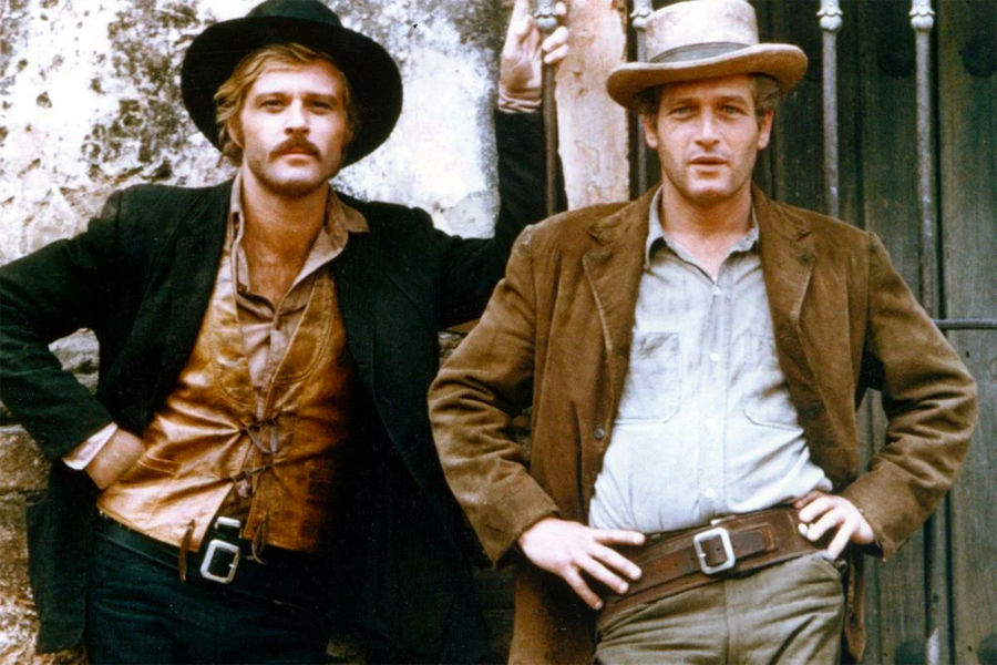 <b>«Бутч Кэссиди и Сандэнс Кид», (1969) </b>
<br><br>
После выхода на&nbsp;большой экран вестерна «Бутч Кэссиди и Сандэнс Кид» Джорджа Роя Хилла Роберт Рэдфорд получил статус суперзвезды. По&nbsp;сюжету его герой Сандэнс Кид становится членом преступной «Дикой банды», которая совершает череду дерзких ограблений банков и грузовых поездов. Вместе с&nbsp;главарем шайки Бутчем Кэссиди (в исполнении Пола Ньюмана) он спасается от преследования шерифа и рейнджеров. Фильм получил четыре премии и три номинации «Оскара», параллельно попав в&nbsp;топ-10 самых кассовых вестернов Голливуда. В&nbsp;числе девяти премий BAFTA одна из&nbsp;наград была присуждена самому Редфорду.
