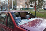 Автомобиль, поврежденный во время массированной атаки БПЛА, Курск, 15 апреля 2025 года