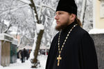 Священнослужитель перед началом «объединительном соборе» на Софийской площади в Киеве, 15 декабря 2018 года