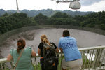 Туристы на радиотелескопе «Аресибо», 2006 год