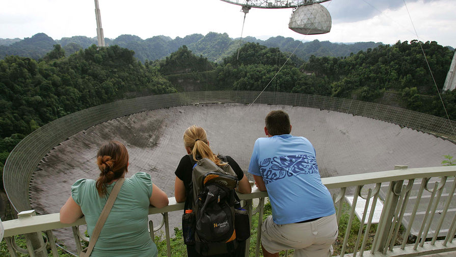 Туристы на&nbsp;радиотелескопе &laquo;Аресибо&raquo;, 2006 год