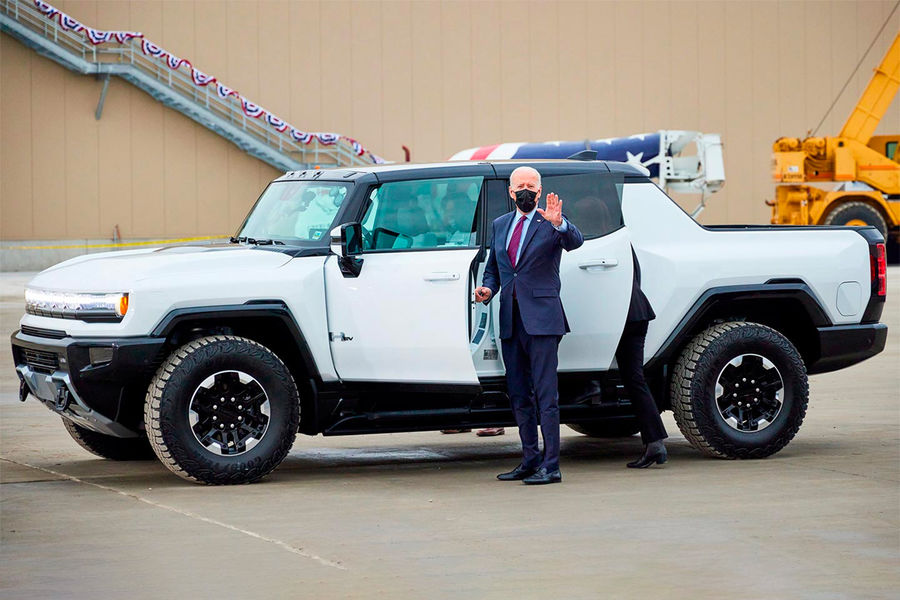 Президент США Джо Байден у&nbsp;электрического Hummer