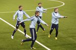 Немецкие футболисты, включая Бастиана Швайнштайгера (крайний справа), проводят разминку на&nbsp;арене в&nbsp;Астане