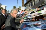 Майкл Дуглас раздает автографы на премьере фильма