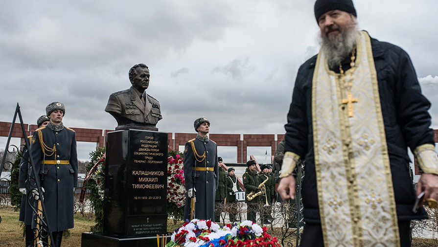Торжественное открытие памятника Михаилу Калашникову на военном мемориальном кладбище в Мытищах в Московской области