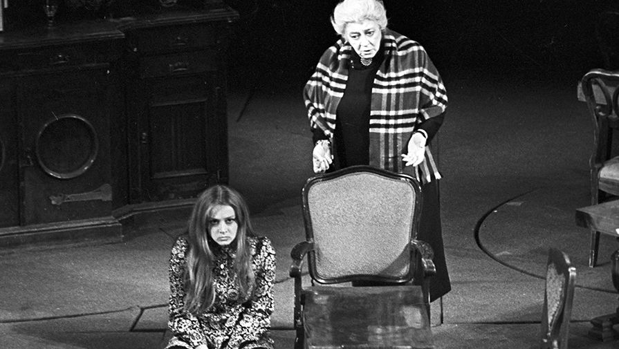 1970 год. Маргарита Терехова в роли Люси (слева) и Фаина Раневская в роли Роды в сцене из спектакля по пьесе Вина Дельмара «Дальше — тишина»