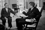 35-й президент США Джон Кеннеди и глава ФБР Эдгар Гувер в Белом доме в Вашингтоне, 1963 год