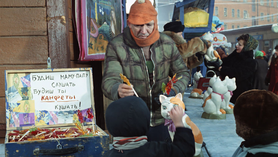 <b>Балбес в&nbsp;исполнении Юрия Никулина, на&nbsp;заднем плане &ndash; Трус (Георгий Вицин). </b>«Базарная сцена», в&nbsp;которой звучит вицинская фраза: «Налетай, не скупись, покупай живопись!», снималась в&nbsp;Москве &mdash; в&nbsp;деревянных рядах на&nbsp;старом Тишинском рынке. В&nbsp;свое время Тишинка, просуществовавшая сотню лет, считалась самой колоритной из&nbsp;московских барахолок (жулики и барыги были здесь обычным делом). Сейчас на&nbsp;месте рынка находится торговый центр.