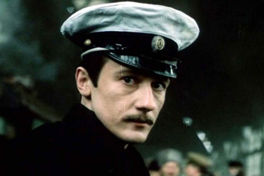 <b>&laquo;Моонзунд&raquo; (1988)</b>
<br><br>
Одна из&nbsp;самых проникновенных ролей в&nbsp;фильмографии Меньшикова. Историческая драма была снята по&nbsp;мотивам одноименного романа Валентина Пикуля. Прототипом главного героя в&nbsp;исполнении Меньшикова стал Николай Бартенев, командовавший батареей №43 у&nbsp;мыса Церель в&nbsp;годы Первой мировой войны и разгорающейся революции.