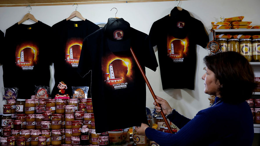 Продажа сувениров в&nbsp;чилийском городе Кокимбо накануне солнечного затмения, 30 июня 2019 года