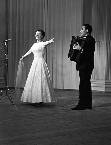 Александра Стрельченко во время выступления, 1968 год