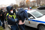 Полиция и журналисты на месте наезда легкового автомобиля на автобусную остановку на Садовой-Триумфальной улице в центре Москвы, 5 ноября 2020 года 