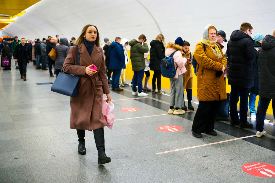 Люди на&nbsp;станции &laquo;Лермонтовский проспект&raquo; Московского метрополитена, 15&nbsp;марта 2022&nbsp;года