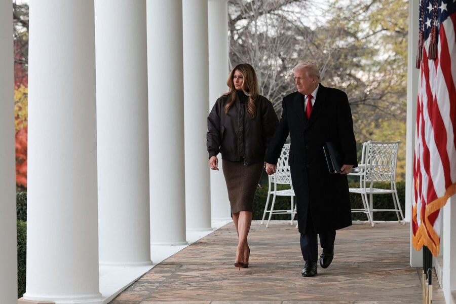 Президент США Дональд Трамп и первая леди США Мелания Трамп во время церемонии помилования индейки ко Дню благодарения в&nbsp;Розовом саду Белого дома в&nbsp;Вашингтоне, США, 25&nbsp;ноября 2025&nbsp;года