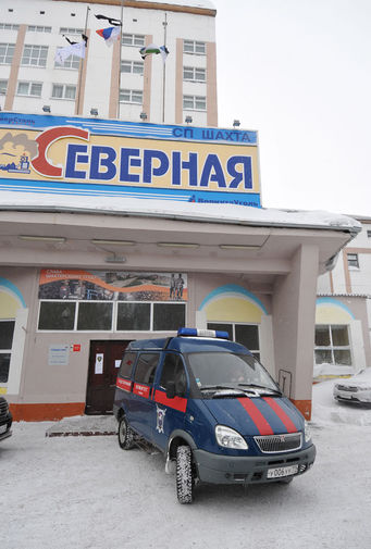 Машина Следственного комитета у шахты «Северная», принадлежащей ОАО Воркутауголь»