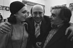 Народный артист СССР, советский и российский дирижер Геннадий Николаевич Рождественский (в центре) с супругой Викторией Валентиновной Постниковой (пианистка) и режиссером Юрием Петровичем Любимовым в Московском театре драмы и комедии на Таганке, 1982 год