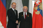 21 февраля 2008. Президент России Владимир Путин (слева) вручил кинорежиссеру Георгию Натансону (справа) орден «За заслуги перед Отечеством» IV степени на торжественной церемонии в Кремле