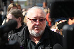 Сын покойного модельера Вячеслава Зайцева Егор Зайцев на церемонии прощания у собора Троицы Живоначальной в подмосковном Щелково, 4 мая 2023 года
