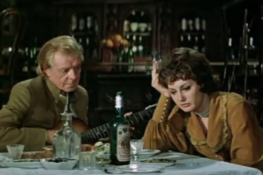 <b>&laquo;Трактир на&nbsp;Пятницкой&raquo; (1977)</b>
<br><br>
Советский детектив по&nbsp;повести Николая Леонова рассказывает о&nbsp;суровых буднях сотрудников московской милиции в&nbsp;эпоху НЭПа, когда в&nbsp;Замоскворечье хозяйничает жестокая банда во главе с&nbsp;опасным рецидивистом по&nbsp;кличке Серый (Константин Григорьев). Чтобы поймать преступников с&nbsp;поличным, сотрудник уголовного розыска Николай Панин (Виктор Перевалов) устраивается уборщиком в&nbsp;любимое место отдыха преступников &mdash; &laquo;Трактир на&nbsp;Пятницкой&raquo;. Глеб Стриженов сыграл в&nbsp;картине офицера в&nbsp;отставке Владимира Сергеевича Гремина, который подрабатывает в&nbsp;злополучном трактире музыкантом.
