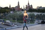 Показ мод в рамках Международного форума BRICS+ Fashion Summit и Московской недели моды на Парящем мосту в парке «Зарядье» в Москве, 28 августа 2025 года