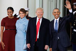 Барак Обама с супругой Мишель и Дональд Трамп с супругой Меланьей около Белого дома в Вашингтоне, 20 января 2017 года