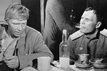 Актеры Владимир Гостюхин (справа) в роли старшины Кацюбы, Иван Бортник (слева) в роли Ивана Никаноровича и Наталья Сайко в роли Наташи в фильме режиссера Николая Кошелева «Старшина», 1979 год
