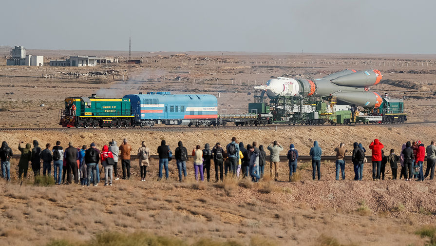 Ракета-носитель «Союз-ФГ» с пилотируемым кораблем «Союз МС-15» во время вывоза из монтажно-испытательного корпуса на стартовую площадку на Байконуре, 22 сентября 2019 года