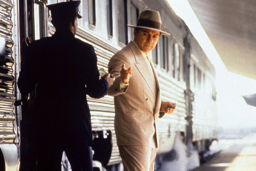 <b>«Тельма и Луиза» (1991)</b>
<br><br>
В&nbsp;комедийной драме Ридли Скотта Харви Кейтель сыграл следователя Хэла Слокама, который искренне пытается помочь запутавшимся Тельме и Луизе, двум подругам в&nbsp;исполнении Джины Дэвис и Сьюзан Сарандон. Лента стала обладателем &laquo;Оскара&raquo; в&nbsp;номинации &laquo;Лучший сценарий&raquo;.