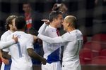 Голландцы разгромили румын со счетом 4:0. Арьен Роббен поздравляет Робина ван Перси