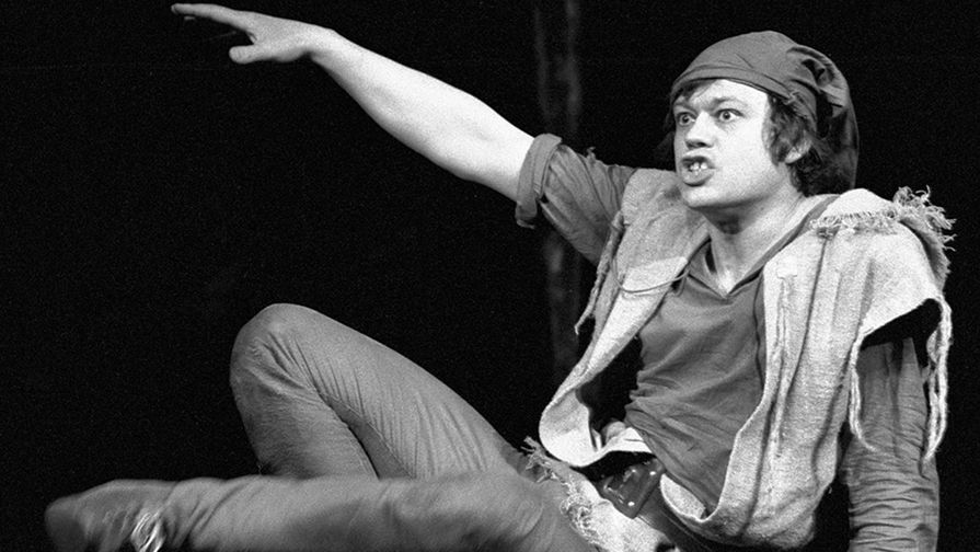 Спектакль 1974 года «Тиль» Григория Горина по Шарлю де Костеру, режиссер Марк Захаров. Караченцов — Тиль Уленшпигель