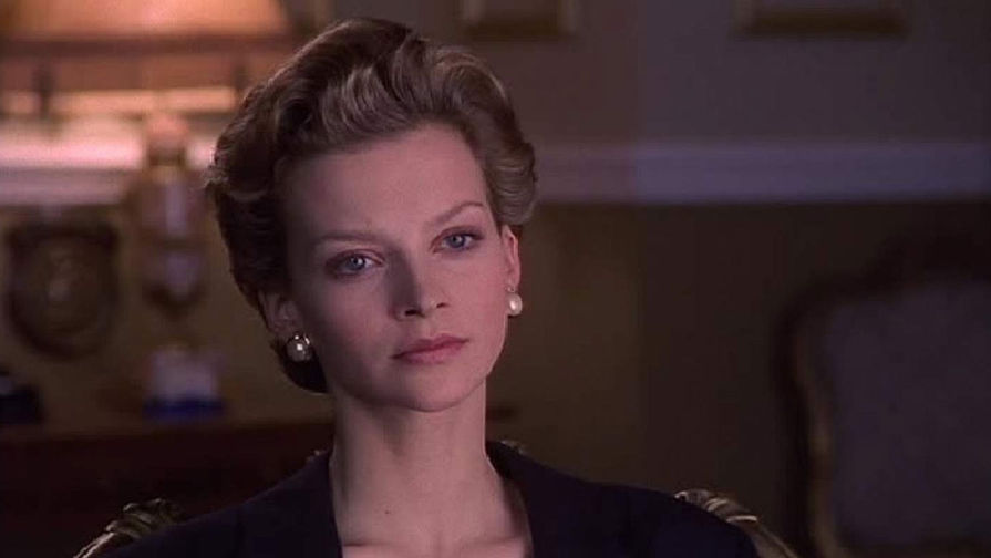 Актриса Джули Кокс&nbsp;в фильме &laquo;Влюбленная принцесса&raquo; (1996). Фильм снят по&nbsp;книге Анны Пастернак. Сюжет крутится вокруг романа капитана Джеймса Хьюитта и леди Ди, который случился когда она еще была замужем за&nbsp;принцем Чарльзом, что потрясло весь королевский двор. Зрители были недовольны выбором актрисы, из-за того что Кокс брюнетка и ниже ростом, чем была сама принцесса.
