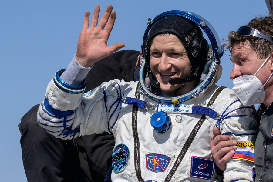 Космонавт Сергей Кудь-Сверчков после приземления корабля &laquo;Союз МС-17&raquo; в&nbsp;степи Казахстана, 17&nbsp;апреля 2021&nbsp;года