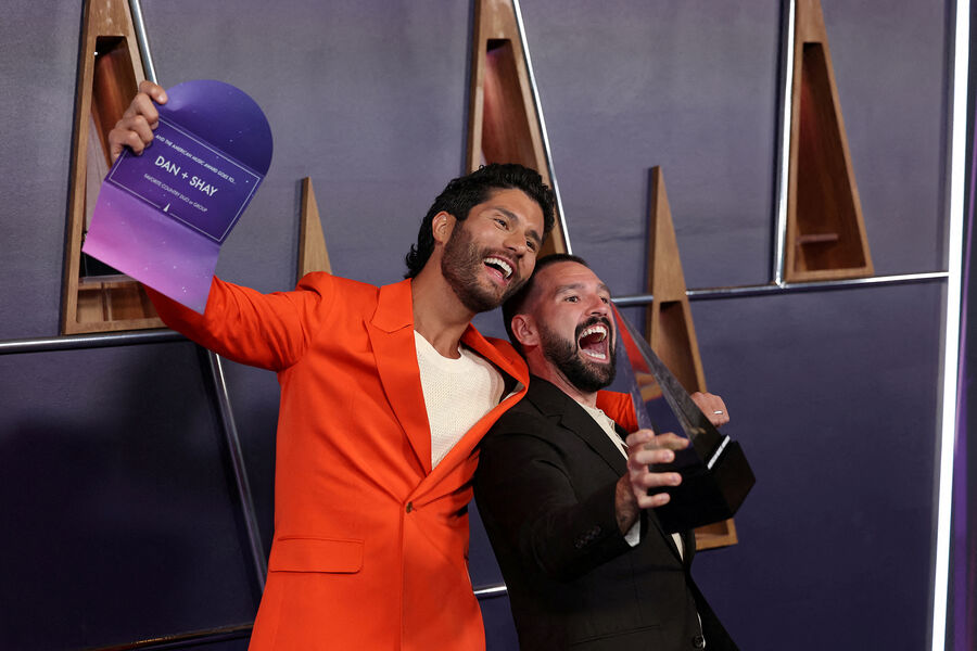 Американский кантри-дуэт Dan + Shay во время церемонии вручения премии American Music Awards 2025&nbsp;в&nbsp;Лас-Вегасе, США, 26&nbsp;мая 2025&nbsp;года