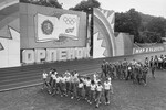 Дети в лагере «Орленок» классами отправляются на легкоатлетические соревнования, 1983 год