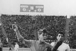 14 августа 1952 года. Ленинград. Стадион имени Кирова. Чемпионат СССР. «Зенит» - «Динамо» (Ленинград).
На снимке: зенитовец Владимир Виноградов и динамовец Георгий Грамматикопуло