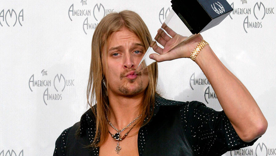 Кид Рок с&nbsp;наградой &laquo;Лучший исполнитель жанра поп/рок&raquo; American Music Awards, 2003&nbsp;год