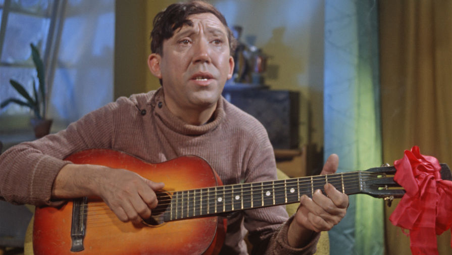 Задушевную песню «Постой, паровоз» Юрий Никулин &mdash; как знаток блатного фольклора &mdash; предложил для&nbsp;фильма сам. Кто ее написал, остается загадкой. На&nbsp;авторство «Паровоза» претендовали поэт-уголовник Николай Ивановский и титулованный вор в&nbsp;законе Генрих Соломонович Сечкин (по совместительству – гитарист и композитор).