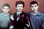Однако к концу восьмого класса, когда Горшенев, по собственным словам, уже успел расстаться с четырьмя передними зубами, увлечение рисованием перевесило — и юноша оказался в реставрационном училище. Незадолго до этого Горшенев в сговоре с двумя одноклассниками-Александрами — «Поручиком» Щиголевым и «Балу» Балуновым — сколотил панк-группу «Контора». Коллектив умудрился записать магнитоальбом, но дальше дела у «Конторы» складываться не спешили. Все изменилось, когда Горшенев познакомился с однокурсником по реставрационному училищу — Андреем Князевым.
<br>
На фото: Михаил Горшенев с братом Алексеем (справа) и мамой Татьяной