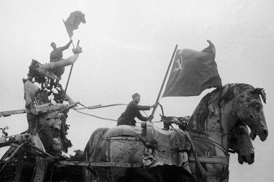 Лейтенант Кузьма Дудеев и старший сержант Иван Андреев водружают Красное знамя на&nbsp;квадриге Бранденбургских ворот в&nbsp;Берлине, 2&nbsp;мая 1945&nbsp;года