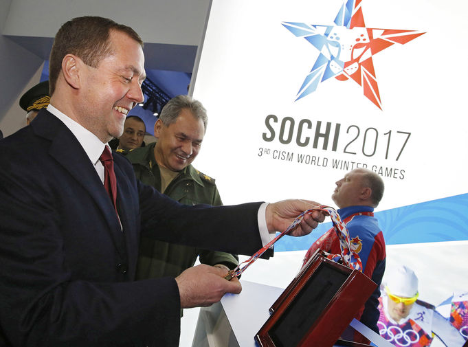 Председатель правительства РФ Дмитрий Медведев принимает участие в церемонии открытия III Всемирных зимних военных игр 2017 года на арене «Ледяной куб» в Сочи. Второй слева — министр обороны РФ Сергей Шойгу