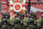 Военнослужащие парадных расчетов во время парада, посвященного 75-й годовщине Победы в Великой Отечественной войне, на Красной площади, 24 июня 2020 года