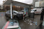 На месте наезда легкового автомобиля на автобусную остановку на Садовой-Триумфальной улице в центре Москвы, 5 ноября 2020 года 
