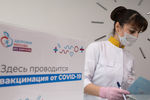 Медработник в&nbsp;прививочном пункте по&nbsp;вакцинации от COVID-19 городской поликлиники № 191, декабрь 2020 года
