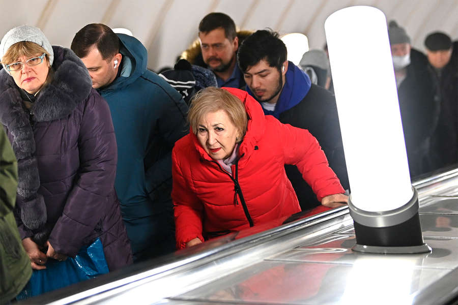Люди поднимаются по&nbsp;эскалатору на&nbsp;одной из&nbsp;станций Московского метрополитена, 15&nbsp;марта 2022&nbsp;года