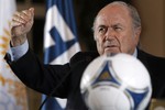 Йозеф Блаттер во время выступления на пресс-конференции