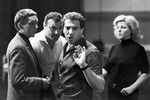 Режиссер Сергей Юрский на репетиции с актерами Большого драматического театра имени М. Горького. 1968 год