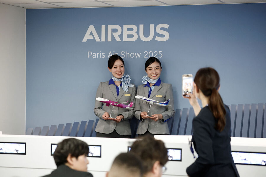 Стюардессы японской авиакомпании All Nippon Airways на&nbsp;55-м Международном Парижском авиасалоне в&nbsp;Ле Бурже
