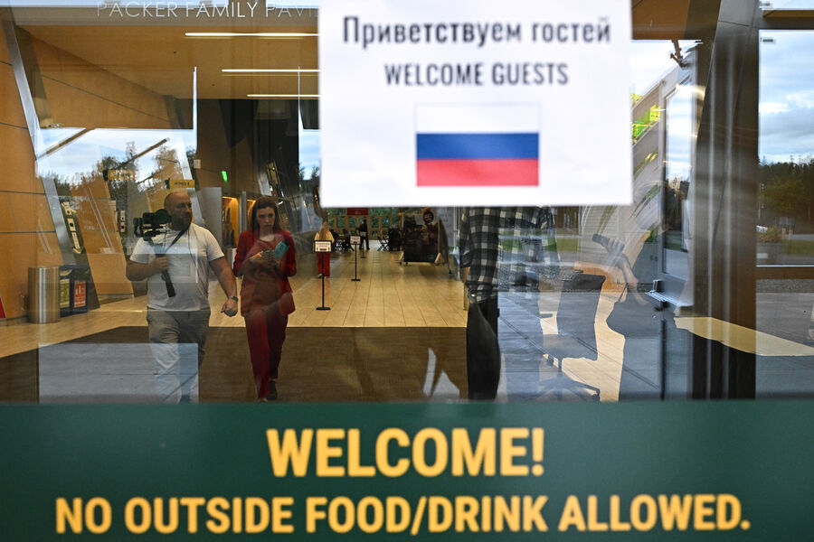 Журналисты кремлевского пула на&nbsp;спортивной арене Airlines Center готовятся к&nbsp;российско-американским переговорам, 14&nbsp;августа 2025&nbsp;года